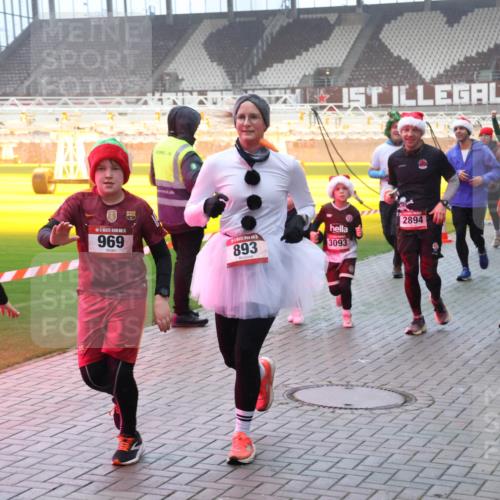 07.12.2025 - St. Pauli X-Mass-Run No. 15 Luisa Fischer http://msf.ph/oto/9379454 07.12.2025 10:06:43 Ziel 967, 5, 969, 893, 399, 1394, 2894, 3093, 34, 127, 148, 150, 180, 187, 424, 468, 562, 676, 805, 834, 893, 967, 969, 1119, 1369, 1479, 1480, 1788, 1832, 1937, 1946, 2756, 2757, 2894, 2968, 3093, 3172, 3196, 3213, 3232, 3534, 3535, 3536, 3537, 3812, 3814, 3857, 3859, 3877, 4194, 4235, 4236, 4237, 4246, 4251, 4459, 4657, 4665, 4670, 4672, 4676, 4677, 4736, 4739 meine-sportfotos.de