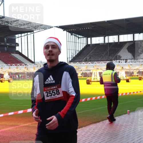 07.12.2025 - St. Pauli X-Mass-Run No. 15 Luisa Fischer http://msf.ph/oto/9379456 07.12.2025 10:34:32 Ziel 15, 2558, 2212, 2558 meine-sportfotos.de