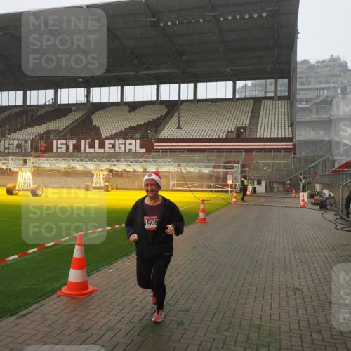 07.12.2025 - St. Pauli X-Mass-Run No. 15 Fabian Wolf http://msf.ph/oto/9379487 07.12.2025 10:07:49 Ziel 1447, 1449, 1905 meine-sportfotos.de