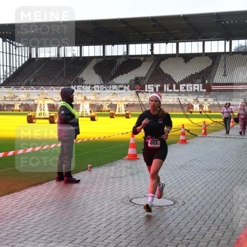 07.12.2025 - St. Pauli X-Mass-Run No. 15 Luisa Fischer http://msf.ph/oto/9379499 07.12.2025 10:35:10 Ziel 493, 137, 493, 561, 578, 2212, 2639, 3389, 3390, 4276, 4277, 4309, 4310, 4316, 4317, 4336, 4337 meine-sportfotos.de