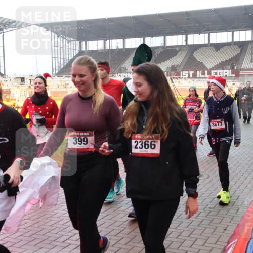 07.12.2025 - St. Pauli X-Mass-Run No. 15 Luisa Fischer http://msf.ph/oto/9379534 07.12.2025 10:06:51 Ziel 1394, 399, 2366, 1946, 3877, 34, 127, 148, 150, 180, 187, 424, 468, 562, 676, 805, 834, 893, 967, 969, 1119, 1369, 1479, 1480, 1788, 1832, 1937, 1946, 2756, 2757, 2894, 2968, 3093, 3172, 3196, 3213, 3232, 3330, 3333, 3534, 3535, 3536, 3537, 3812, 3814, 3857, 3859, 3970, 3971, 4235, 4236, 4237, 4246, 4251, 4459, 4657, 4665, 4670, 4672, 4676, 4677, 4736, 4739 meine-sportfotos.de