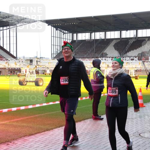 07.12.2025 - St. Pauli X-Mass-Run No. 15 Luisa Fischer http://msf.ph/oto/9379579 07.12.2025 10:35:30 Ziel 3390, 3389, 137, 578, 137, 493, 561, 578, 998, 1100, 1365, 2353, 2406, 2422, 2857, 2863, 3224, 3721, 4147, 4149, 4276, 4277, 4309, 4310, 4316, 4317, 4336, 4337, 4443, 4595, 4772, 4776, 4778, 4779 meine-sportfotos.de