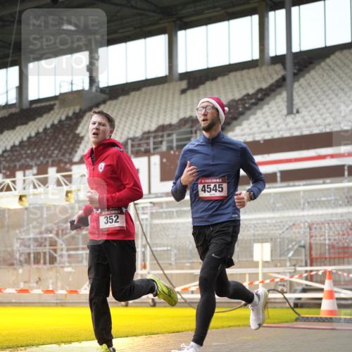 07.12.2025 - St. Pauli X-Mass-Run No. 15 Patografie http://msf.ph/oto/9379587 07.12.2025 10:14:14 Ziel 174, 352, 3243, 4489, 4502, 4526, 4545 meine-sportfotos.de