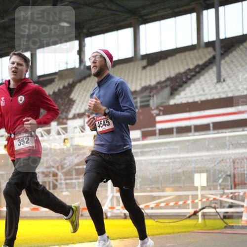 07.12.2025 - St. Pauli X-Mass-Run No. 15 Patografie http://msf.ph/oto/9379602 07.12.2025 10:14:14 Ziel 174, 352, 3243, 4489, 4502, 4526, 4545 meine-sportfotos.de