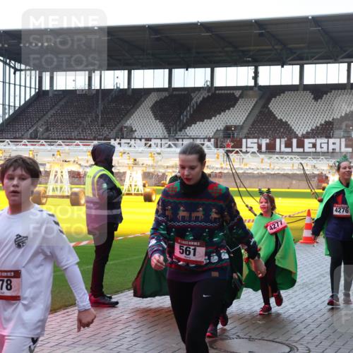 07.12.2025 - St. Pauli X-Mass-Run No. 15 Luisa Fischer http://msf.ph/oto/9379611 07.12.2025 10:35:35 Ziel 578, 15, 561, 4277, 4276, 493, 561, 998, 1100, 1365, 2353, 2406, 2422, 2857, 2863, 3224, 3721, 4147, 4149, 4276, 4277, 4309, 4310, 4443, 4595, 4772, 4776, 4778, 4779 meine-sportfotos.de