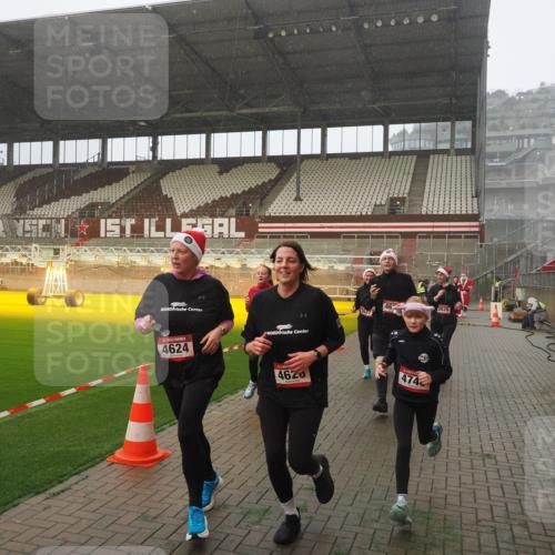 07.12.2025 - St. Pauli X-Mass-Run No. 15 Fabian Wolf http://msf.ph/oto/9379620 07.12.2025 10:08:04 Ziel 2691, 2692, 3627, 3628, 4231, 4623, 4624, 4626, 4734, 4737, 4740 meine-sportfotos.de