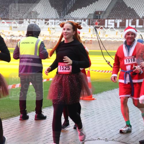 07.12.2025 - St. Pauli X-Mass-Run No. 15 Luisa Fischer http://msf.ph/oto/9379630 07.12.2025 11:11:50 Ziel 1520, 1518, 1525, 1568, 48, 171, 182, 190, 411, 660, 667, 669, 689, 690, 697, 698, 777, 787, 788, 812, 815, 817, 832, 841, 909, 1145, 1146, 1147, 1309, 1321, 1518, 1519, 1557, 1565, 1568, 1589, 1619, 1707, 1711, 1714, 1767, 1770, 2258, 2742, 4801, 4805, 4806, 4810, 4813, 5005, 5006 meine-sportfotos.de