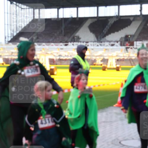 07.12.2025 - St. Pauli X-Mass-Run No. 15 Luisa Fischer http://msf.ph/oto/9379632 07.12.2025 10:35:38 Ziel 4309, 4276, 493, 561, 998, 1100, 1365, 2353, 2406, 2422, 2857, 2863, 3224, 3721, 4147, 4149, 4276, 4277, 4309, 4310, 4443, 4595, 4772, 4776, 4778, 4779 meine-sportfotos.de