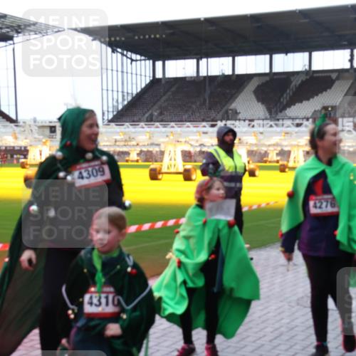 07.12.2025 - St. Pauli X-Mass-Run No. 15 Luisa Fischer http://msf.ph/oto/9379638 07.12.2025 10:35:38 Ziel 4309, 4310, 4276, 493, 561, 998, 1100, 1365, 2353, 2406, 2422, 2857, 2863, 3224, 3721, 4147, 4149, 4276, 4277, 4309, 4310, 4443, 4595, 4772, 4776, 4778, 4779 meine-sportfotos.de