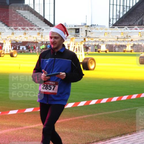 07.12.2025 - St. Pauli X-Mass-Run No. 15 Luisa Fischer http://msf.ph/oto/9379650 07.12.2025 10:35:50 Ziel 15, 2857, 561, 998, 1100, 1365, 1822, 2353, 2406, 2422, 2857, 2863, 3224, 3721, 4147, 4149, 4443, 4595, 4772, 4776, 4778, 4779 meine-sportfotos.de