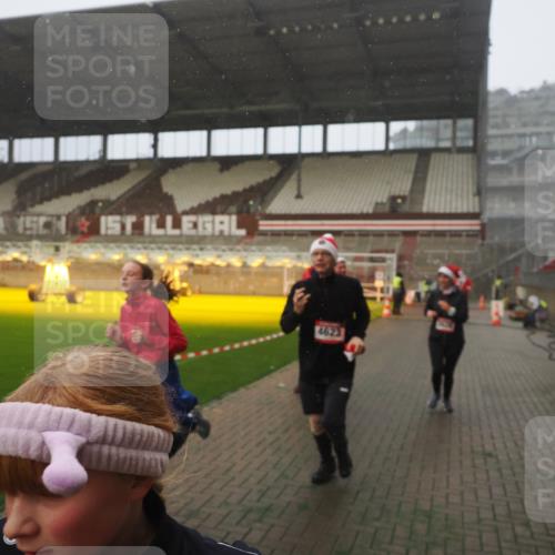 07.12.2025 - St. Pauli X-Mass-Run No. 15 Fabian Wolf http://msf.ph/oto/9379654 07.12.2025 10:08:05 Ziel 2691, 2692, 3627, 3628, 4231, 4623, 4624, 4626, 4734, 4737, 4740 meine-sportfotos.de