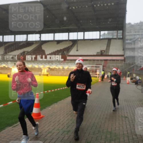 07.12.2025 - St. Pauli X-Mass-Run No. 15 Fabian Wolf http://msf.ph/oto/9379662 07.12.2025 10:08:05 Ziel 2691, 2692, 3627, 3628, 4231, 4623, 4624, 4626, 4734, 4737, 4740 meine-sportfotos.de