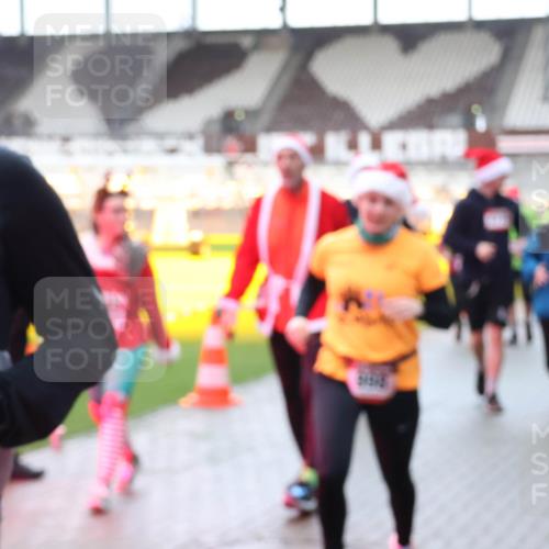 07.12.2025 - St. Pauli X-Mass-Run No. 15 Luisa Fischer http://msf.ph/oto/9379673 07.12.2025 10:35:54 Ziel 561, 998, 1100, 1365, 1822, 2353, 2406, 2422, 2857, 2863, 3224, 3721, 4034, 4147, 4149, 4443, 4595, 4772, 4776, 4778, 4779 meine-sportfotos.de