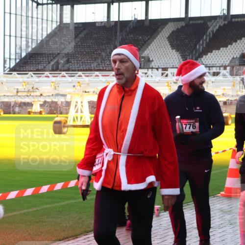 07.12.2025 - St. Pauli X-Mass-Run No. 15 Luisa Fischer http://msf.ph/oto/9379691 07.12.2025 10:35:57 Ziel 4443, 15, 43, 776, 4779, 998, 1100, 1365, 1822, 2353, 2406, 2422, 2489, 2857, 2863, 3224, 3721, 4034, 4147, 4149, 4443, 4595, 4772, 4776, 4778, 4779 meine-sportfotos.de