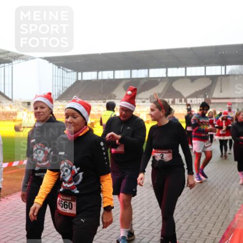 07.12.2025 - St. Pauli X-Mass-Run No. 15 Luisa Fischer http://msf.ph/oto/9379692 07.12.2025 10:07:27 Ziel 656, 4560, 150, 217, 366, 421, 792, 867, 972, 975, 1007, 1103, 1505, 1572, 1735, 1736, 2129, 2983, 3189, 3330, 3333, 3414, 3945, 3970, 3971, 4354, 4735, 4738 meine-sportfotos.de