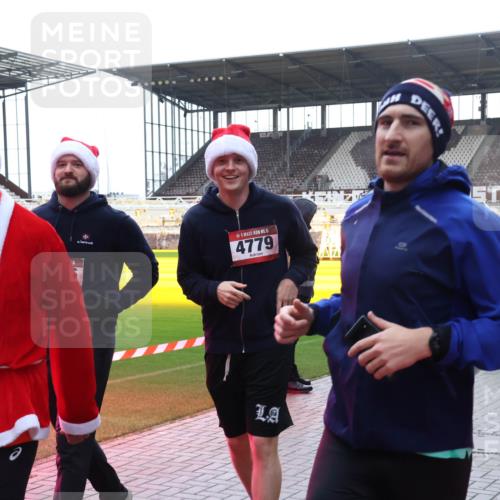 07.12.2025 - St. Pauli X-Mass-Run No. 15 Luisa Fischer http://msf.ph/oto/9379707 07.12.2025 10:35:59 Ziel 15, 4779, 4149, 998, 1100, 1365, 1822, 2353, 2406, 2422, 2489, 2857, 2863, 3224, 3721, 4034, 4147, 4149, 4443, 4595, 4772, 4776, 4778, 4779 meine-sportfotos.de