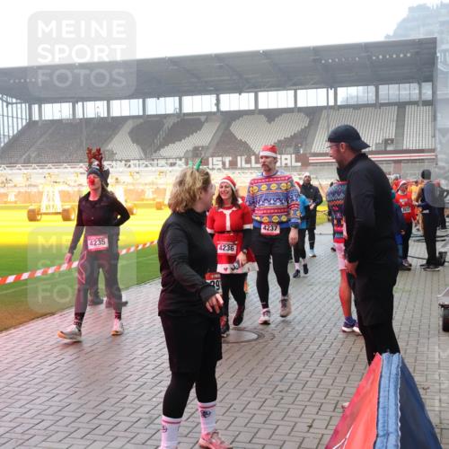 07.12.2025 - St. Pauli X-Mass-Run No. 15 Luisa Fischer http://msf.ph/oto/9379732 07.12.2025 10:07:32 Ziel 4235, 4236, 4237, 391, 3537, 217, 256, 265, 272, 366, 421, 517, 657, 685, 716, 767, 792, 867, 972, 975, 1007, 1103, 1187, 1234, 1505, 1572, 1735, 1736, 2129, 2983, 3189, 3330, 3333, 3414, 3945, 3970, 3971, 4354, 4735, 4738 meine-sportfotos.de