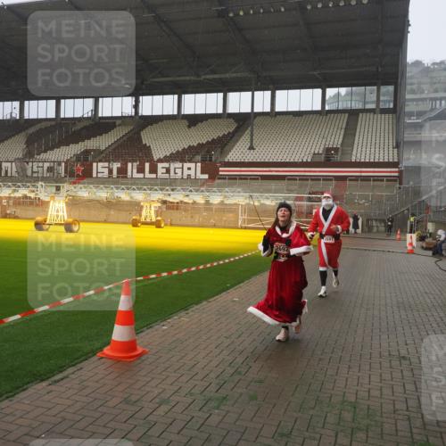 07.12.2025 - St. Pauli X-Mass-Run No. 15 Fabian Wolf http://msf.ph/oto/9379734 07.12.2025 10:08:10 Ziel 2691, 2692, 3627, 3628, 4231, 4623, 4624, 4626, 4734, 4737, 4740 meine-sportfotos.de