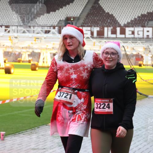 07.12.2025 - St. Pauli X-Mass-Run No. 15 Luisa Fischer http://msf.ph/oto/9379737 07.12.2025 10:36:09 Ziel 15, 3721, 15, 3224, 350, 998, 1100, 1365, 1822, 2353, 2406, 2489, 3224, 3476, 3721, 4034, 4595, 4772, 4776, 4778 meine-sportfotos.de