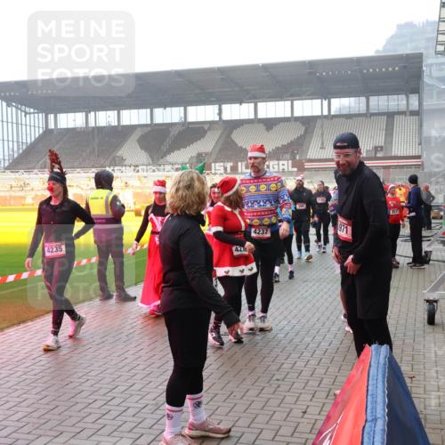 07.12.2025 - St. Pauli X-Mass-Run No. 15 Luisa Fischer http://msf.ph/oto/9379738 07.12.2025 10:07:33 Ziel 4235, 4236, 4237, 3189, 971, 3537, 217, 256, 265, 272, 366, 421, 517, 657, 685, 716, 767, 792, 867, 972, 975, 1007, 1103, 1187, 1234, 1505, 1572, 1735, 1736, 2129, 2983, 3189, 3330, 3333, 3414, 3945, 3970, 3971, 4354, 4735, 4738 meine-sportfotos.de