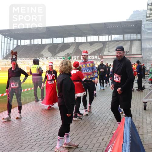 07.12.2025 - St. Pauli X-Mass-Run No. 15 Luisa Fischer http://msf.ph/oto/9379740 07.12.2025 10:07:33 Ziel 4235, 3812, 366, 3971, 217, 256, 265, 272, 366, 421, 517, 657, 685, 716, 767, 792, 867, 972, 975, 1007, 1103, 1187, 1234, 1505, 1572, 1735, 1736, 2129, 2983, 3189, 3330, 3333, 3414, 3945, 3970, 3971, 4354, 4735, 4738 meine-sportfotos.de