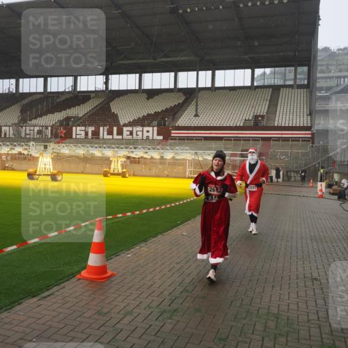 07.12.2025 - St. Pauli X-Mass-Run No. 15 Fabian Wolf http://msf.ph/oto/9379741 07.12.2025 10:08:11 Ziel 2691, 2692, 3627, 3628, 4231, 4623, 4624, 4626, 4734, 4737, 4740 meine-sportfotos.de
