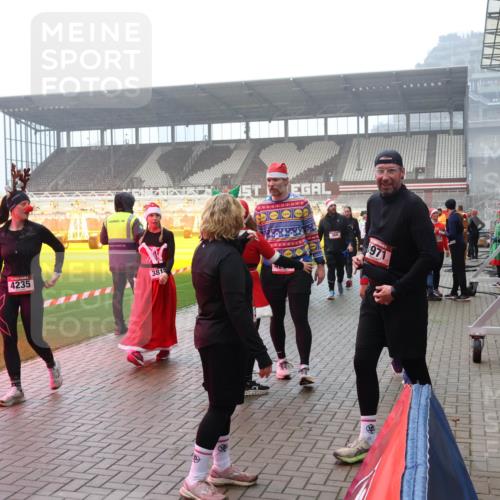 07.12.2025 - St. Pauli X-Mass-Run No. 15 Luisa Fischer http://msf.ph/oto/9379744 07.12.2025 10:07:33 Ziel 4235, 3812, 971, 217, 256, 265, 272, 366, 421, 517, 657, 685, 716, 767, 792, 867, 972, 975, 1007, 1103, 1187, 1234, 1505, 1572, 1735, 1736, 2129, 2983, 3189, 3330, 3333, 3414, 3945, 3970, 3971, 4354, 4735, 4738 meine-sportfotos.de