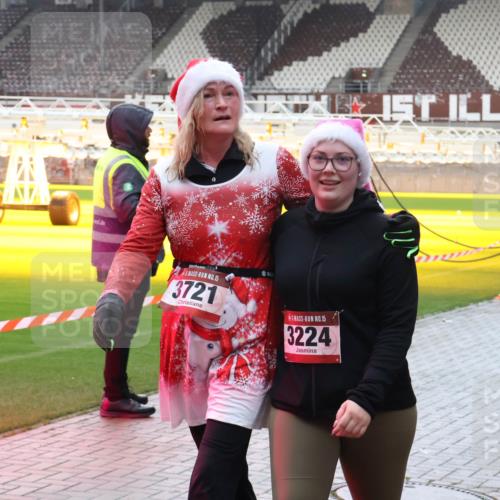 07.12.2025 - St. Pauli X-Mass-Run No. 15 Luisa Fischer http://msf.ph/oto/9379745 07.12.2025 10:36:10 Ziel 15, 3721, 15, 3224, 350, 998, 1100, 1365, 1822, 2406, 2489, 3224, 3476, 3721, 4034, 4595 meine-sportfotos.de