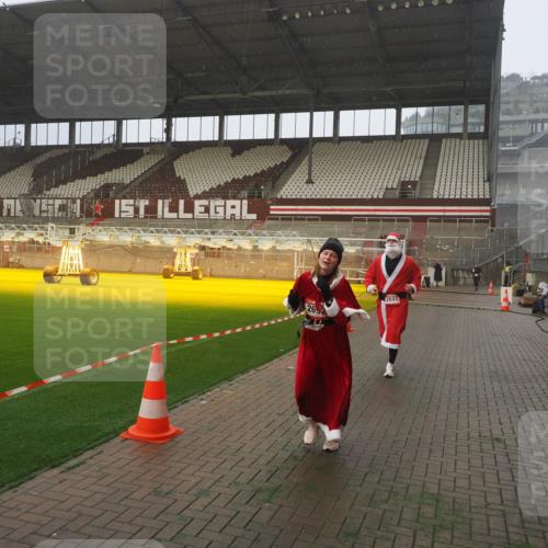 07.12.2025 - St. Pauli X-Mass-Run No. 15 Fabian Wolf http://msf.ph/oto/9379747 07.12.2025 10:08:11 Ziel 2691, 2692, 3627, 3628, 4231, 4623, 4624, 4626, 4734, 4737, 4740 meine-sportfotos.de