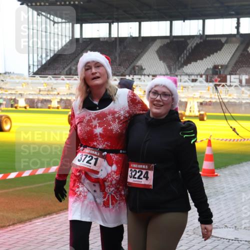 07.12.2025 - St. Pauli X-Mass-Run No. 15 Luisa Fischer http://msf.ph/oto/9379752 07.12.2025 10:36:11 Ziel 15, 3721, 15, 3224, 350, 998, 1100, 1365, 1822, 2406, 2489, 3224, 3476, 3721, 4034, 4595 meine-sportfotos.de