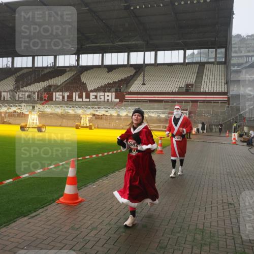 07.12.2025 - St. Pauli X-Mass-Run No. 15 Fabian Wolf http://msf.ph/oto/9379755 07.12.2025 10:08:11 Ziel 2691, 2692, 3627, 3628, 4231, 4623, 4624, 4626, 4734, 4737, 4740 meine-sportfotos.de