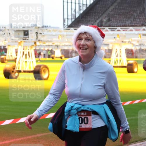 07.12.2025 - St. Pauli X-Mass-Run No. 15 Luisa Fischer http://msf.ph/oto/9379772 07.12.2025 10:36:16 Ziel 15, 00, 6709, 350, 998, 1100, 1365, 1822, 2489, 3476, 4034, 4595 meine-sportfotos.de