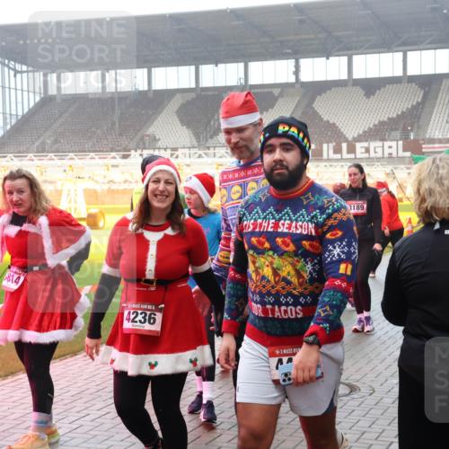 07.12.2025 - St. Pauli X-Mass-Run No. 15 Luisa Fischer http://msf.ph/oto/9379776 07.12.2025 10:07:37 Ziel 3189, 6814, 15, 4236, 217, 256, 265, 272, 366, 421, 517, 657, 685, 716, 767, 792, 867, 972, 975, 1007, 1103, 1187, 1234, 1505, 1572, 1735, 1736, 2129, 2983, 3189, 3414, 3945, 4354, 4735, 4738 meine-sportfotos.de