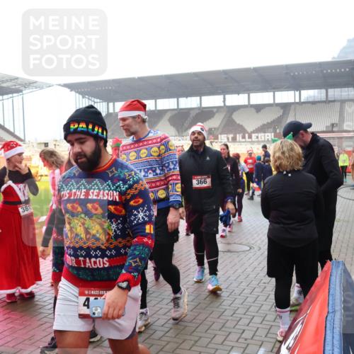 07.12.2025 - St. Pauli X-Mass-Run No. 15 Luisa Fischer http://msf.ph/oto/9379787 07.12.2025 10:07:39 Ziel 4235, 381, 366, 4, 217, 256, 265, 272, 366, 421, 517, 657, 685, 716, 767, 792, 867, 972, 975, 1007, 1103, 1187, 1234, 1505, 1543, 1572, 1735, 1736, 2129, 2983, 3003, 3189, 3414, 3945, 4354, 4735, 4738 meine-sportfotos.de