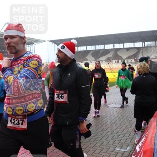 07.12.2025 - St. Pauli X-Mass-Run No. 15 Luisa Fischer http://msf.ph/oto/9379810 07.12.2025 10:07:41 Ziel 15, 4237, 366, 3189, 1007, 217, 256, 265, 272, 366, 421, 517, 657, 685, 716, 767, 792, 867, 972, 975, 1007, 1103, 1187, 1234, 1505, 1543, 1572, 1735, 1736, 2983, 3003, 3189, 3414, 3945, 4354, 4735, 4738 meine-sportfotos.de