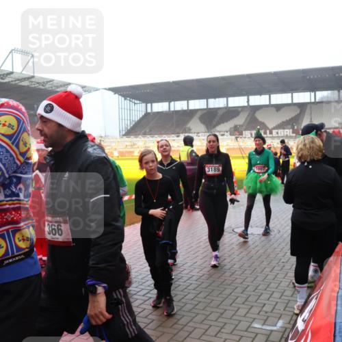 07.12.2025 - St. Pauli X-Mass-Run No. 15 Luisa Fischer http://msf.ph/oto/9379813 07.12.2025 10:07:41 Ziel 15, 4237, 366, 3189, 1007, 217, 256, 265, 272, 366, 421, 517, 657, 685, 716, 767, 792, 867, 972, 975, 1007, 1103, 1187, 1234, 1505, 1543, 1572, 1735, 1736, 2983, 3003, 3189, 3414, 3945, 4354, 4735, 4738 meine-sportfotos.de