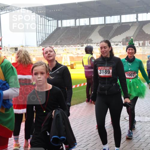 07.12.2025 - St. Pauli X-Mass-Run No. 15 Luisa Fischer http://msf.ph/oto/9379819 07.12.2025 10:07:42 Ziel 681, 530, 15, 3189, 1007, 217, 256, 265, 272, 366, 421, 517, 657, 685, 716, 767, 792, 867, 972, 975, 1007, 1103, 1187, 1234, 1505, 1543, 1572, 1735, 1736, 2983, 3003, 3189, 3414, 3945, 4354 meine-sportfotos.de