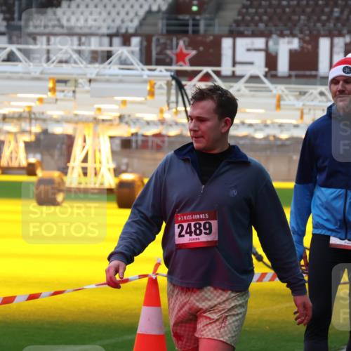 07.12.2025 - St. Pauli X-Mass-Run No. 15 Luisa Fischer http://msf.ph/oto/9379842 07.12.2025 10:36:45 Ziel 15, 2489, 350, 2948, 3089, 3382, 3476, 4200, 4591, 4597, 4599 meine-sportfotos.de