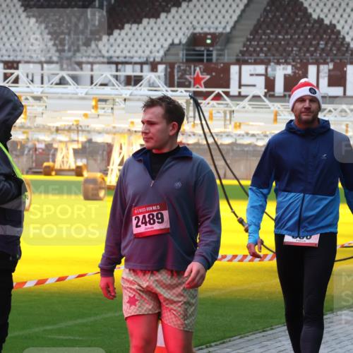 07.12.2025 - St. Pauli X-Mass-Run No. 15 Luisa Fischer http://msf.ph/oto/9379848 07.12.2025 10:36:45 Ziel 15, 2489, 350, 2948, 3089, 3382, 3476, 4200, 4591, 4597, 4599 meine-sportfotos.de