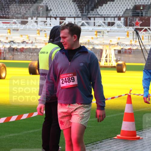 07.12.2025 - St. Pauli X-Mass-Run No. 15 Luisa Fischer http://msf.ph/oto/9379856 07.12.2025 10:36:46 Ziel 15, 2489, 350, 2948, 3089, 3382, 3476, 4200, 4591, 4597, 4599 meine-sportfotos.de