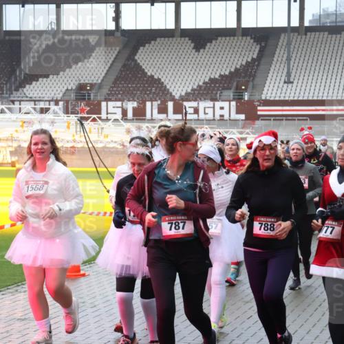 07.12.2025 - St. Pauli X-Mass-Run No. 15 Luisa Fischer http://msf.ph/oto/9379869 07.12.2025 11:11:53 Ziel 1568, 787, 57, 5, 788, 77, 5, 31, 48, 171, 182, 190, 411, 660, 679, 689, 690, 697, 698, 777, 787, 788, 812, 815, 817, 832, 841, 909, 1145, 1146, 1147, 1309, 1321, 1518, 1519, 1557, 1565, 1568, 1589, 1619, 1707, 1711, 1714, 1767, 1770, 2258, 2742, 4801, 4805, 4806, 4810, 4813, 5005, 5006 meine-sportfotos.de