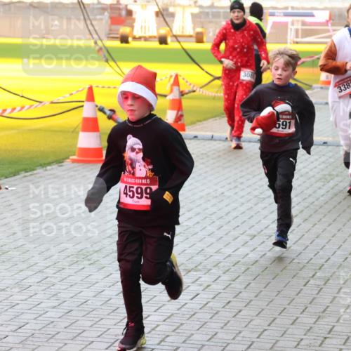07.12.2025 - St. Pauli X-Mass-Run No. 15 Luisa Fischer http://msf.ph/oto/9379876 07.12.2025 10:36:50 Ziel 15, 4599, 308, 691, 3382, 350, 511, 521, 717, 833, 2948, 3089, 3382, 3476, 4200, 4591, 4597, 4599 meine-sportfotos.de