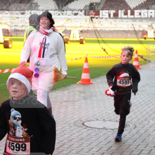 07.12.2025 - St. Pauli X-Mass-Run No. 15 Luisa Fischer http://msf.ph/oto/9379891 07.12.2025 10:36:52 Ziel 15, 4599, 4591, 3382, 511, 521, 665, 717, 833, 2948, 3089, 3382, 4200, 4591, 4597, 4599 meine-sportfotos.de