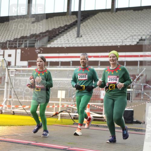 07.12.2025 - St. Pauli X-Mass-Run No. 15 Patografie http://msf.ph/oto/9379895 07.12.2025 10:15:04 Ziel 308, 438, 762, 2666, 2667, 2668, 2883, 2891, 3741, 4001, 4004 meine-sportfotos.de