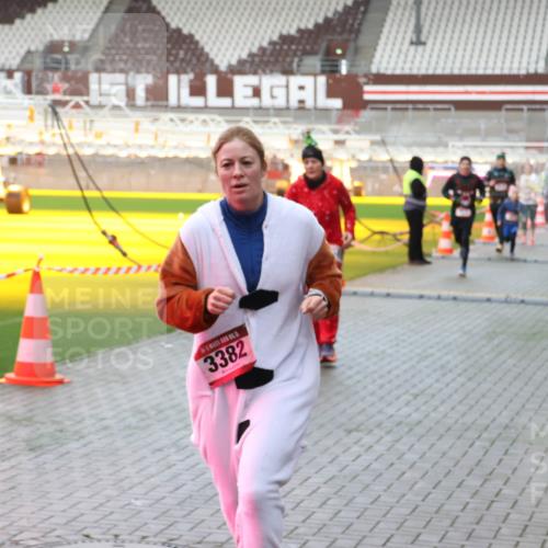 07.12.2025 - St. Pauli X-Mass-Run No. 15 Luisa Fischer http://msf.ph/oto/9379898 07.12.2025 10:36:53 Ziel 3382, 37, 511, 521, 665, 717, 833, 2948, 3089, 3382, 4200, 4591, 4597, 4599 meine-sportfotos.de