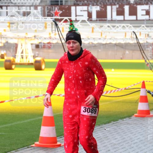 07.12.2025 - St. Pauli X-Mass-Run No. 15 Luisa Fischer http://msf.ph/oto/9379911 07.12.2025 10:36:56 Ziel 2, 3089, 37, 511, 521, 665, 717, 833, 2615, 2948, 3056, 3089, 3382, 4200, 4591, 4597, 4599, 4690, 4691, 4693 meine-sportfotos.de