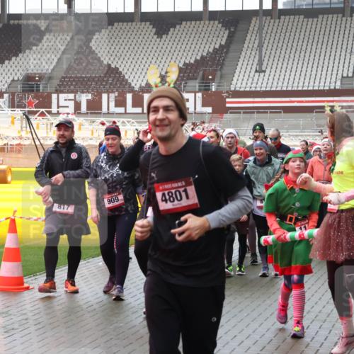 07.12.2025 - St. Pauli X-Mass-Run No. 15 Luisa Fischer http://msf.ph/oto/9379921 07.12.2025 11:11:57 Ziel 13, 817, 909, 4801, 258, 171, 182, 190, 411, 679, 689, 690, 697, 698, 777, 787, 788, 812, 815, 817, 832, 841, 909, 1145, 1146, 1147, 1186, 1309, 1321, 1518, 1519, 1557, 1565, 1568, 1589, 1619, 1707, 1711, 1714, 1767, 1770, 2258, 2742, 4801, 4805, 4806, 4810, 4813, 5005, 5006 meine-sportfotos.de