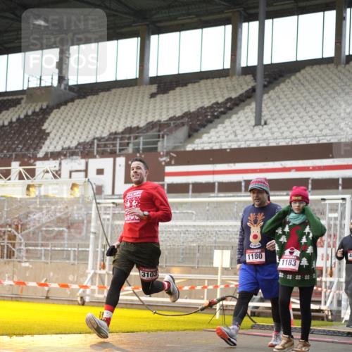 07.12.2025 - St. Pauli X-Mass-Run No. 15 Patografie http://msf.ph/oto/9379938 07.12.2025 10:15:13 Ziel 308, 431, 436, 438, 1180, 1183, 1885, 2666, 2667, 2668, 3103, 3741, 4494, 4536 meine-sportfotos.de