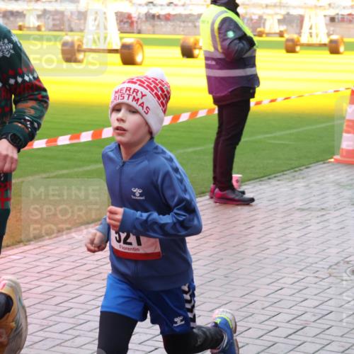 07.12.2025 - St. Pauli X-Mass-Run No. 15 Luisa Fischer http://msf.ph/oto/9379944 07.12.2025 10:37:02 Ziel 15, 511, 921, 37, 511, 521, 665, 717, 833, 2615, 2948, 3056, 3089, 3263, 3382, 4200, 4591, 4597, 4599, 4690, 4691, 4693 meine-sportfotos.de