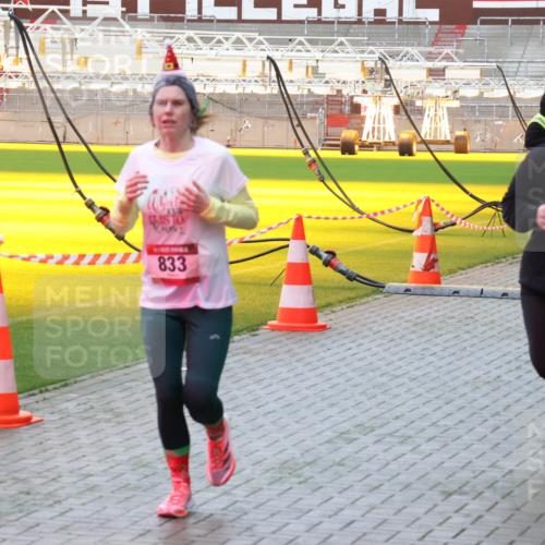 07.12.2025 - St. Pauli X-Mass-Run No. 15 Luisa Fischer http://msf.ph/oto/9379947 07.12.2025 10:37:03 Ziel 833, 4200, 3056, 2615, 37, 511, 521, 665, 717, 833, 2615, 2948, 3056, 3089, 3263, 3382, 4200, 4591, 4597, 4599, 4690, 4691, 4693 meine-sportfotos.de